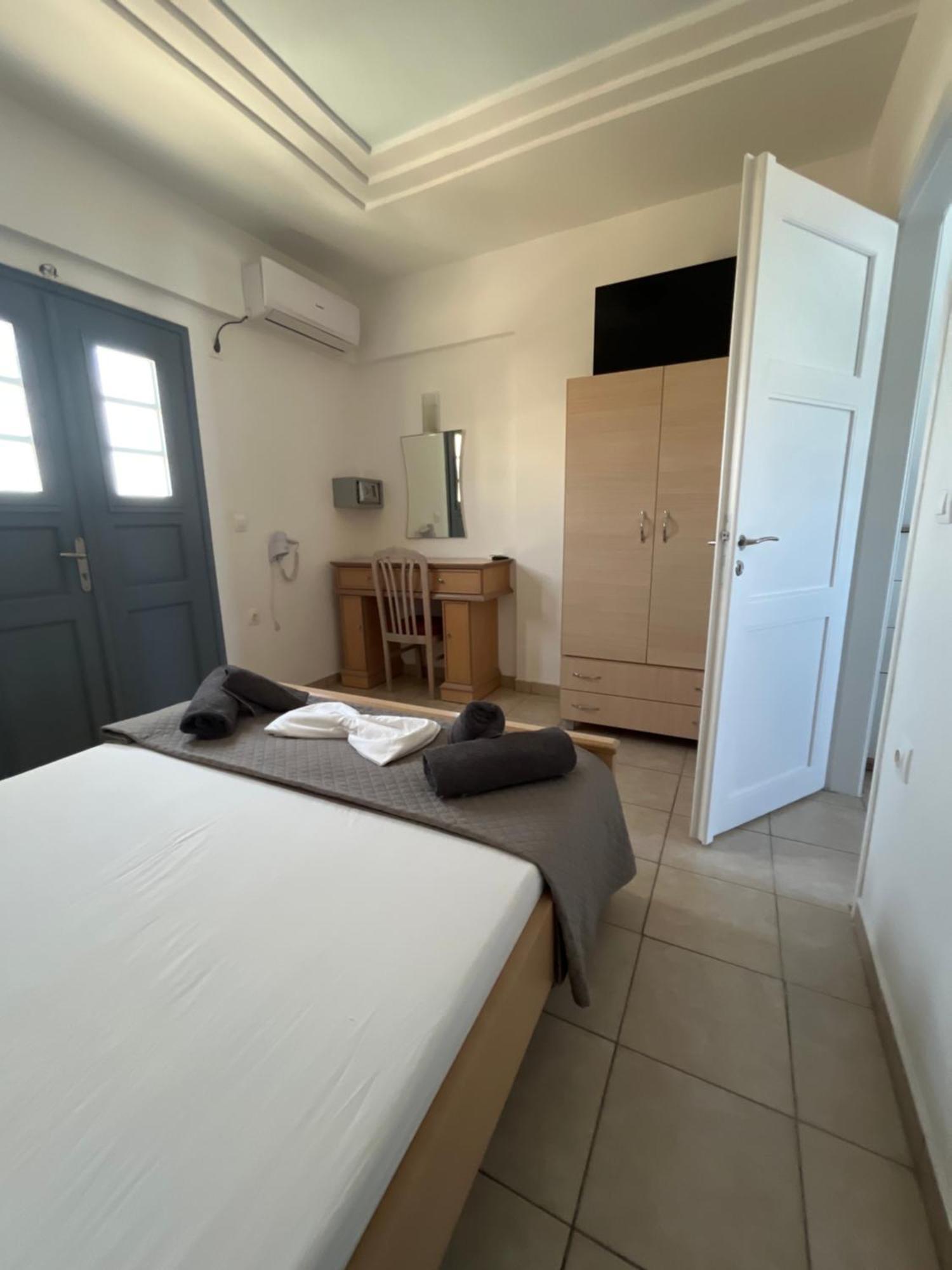 Leon Lux Apartments Perivolos  Buitenkant foto